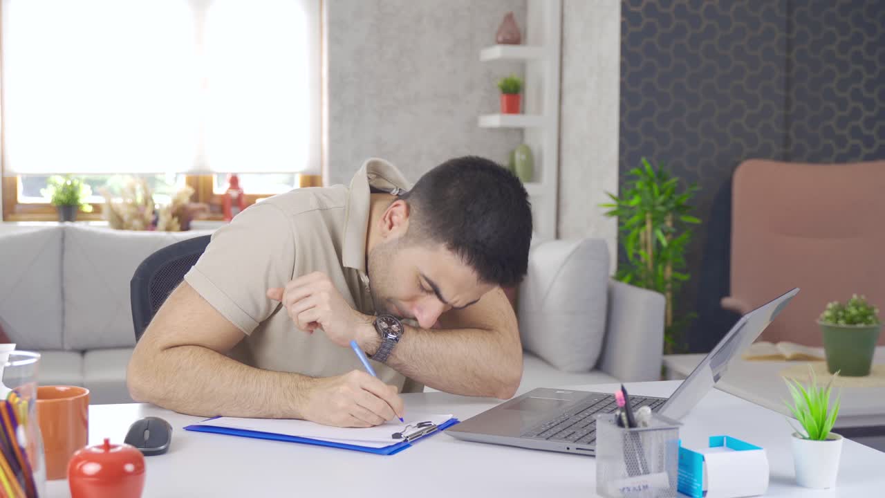 아픈 남자가 기침하고 있어.