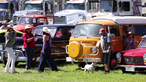 personas que interactúan en una exposición de coches antiguos