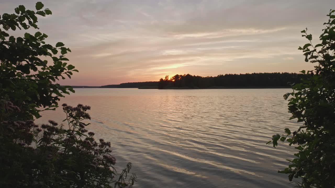 puesta de sol dorada sobre el tranquilo lago wdzydze en polonia - lapso de tiempo de toma amplia