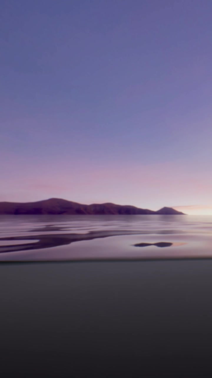 Vista del tramonto su acque calme con montagne sullo sfondo sulla spiaggia.