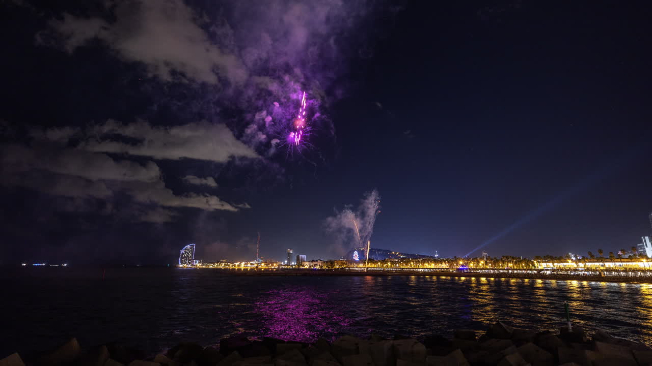 fuegos artificiales sobre la ciudad por la noche