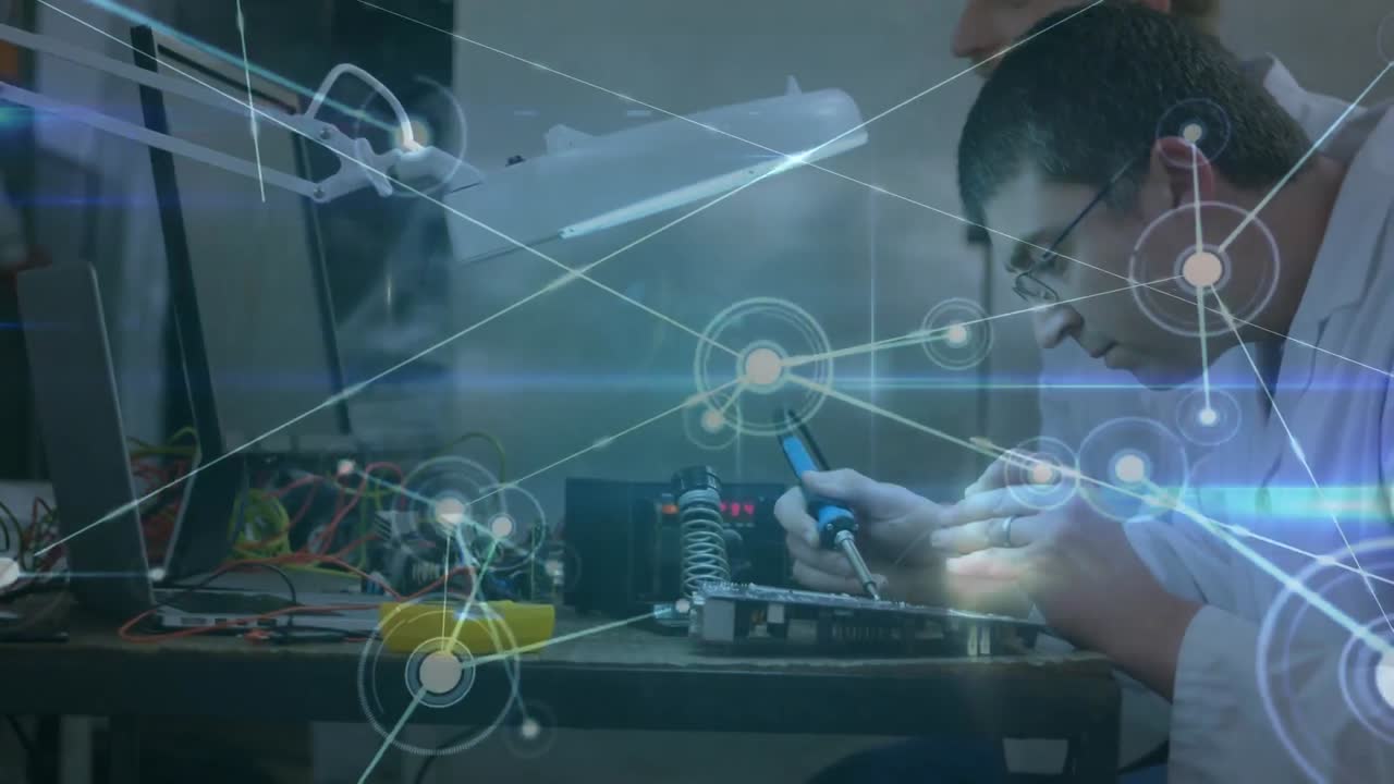 animación de la red de conexiones sobre hombres caucásicos reparando hardware de computadora