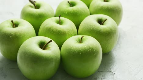 manzanas verdes maduras en gotas