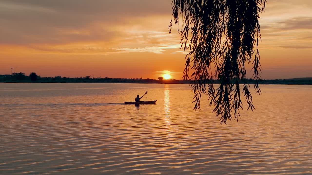 Tramonto arancione e paesaggio di acque calme