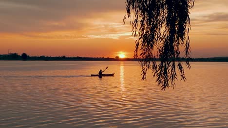 puesta de sol naranja y paisaje de aguas tranquilas