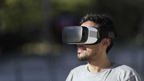 Content-man-in-VR-headset-on-street