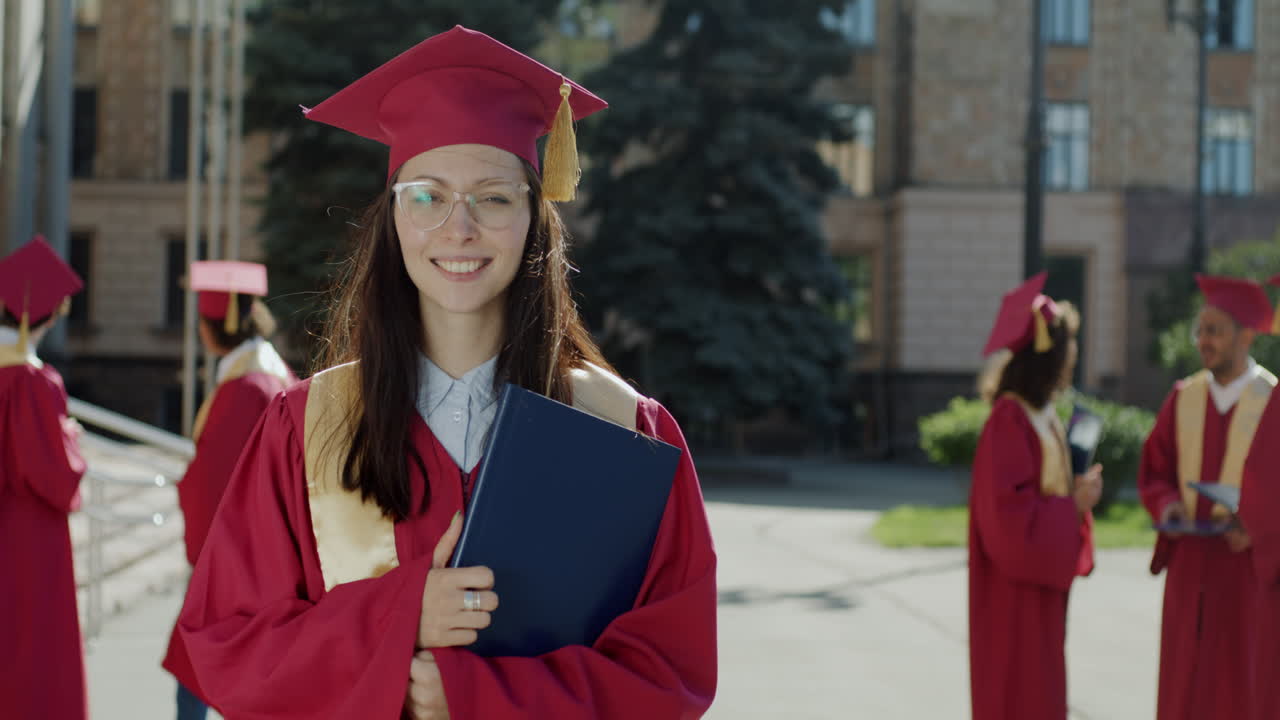 feliz graduado en la ceremonia de graduación
