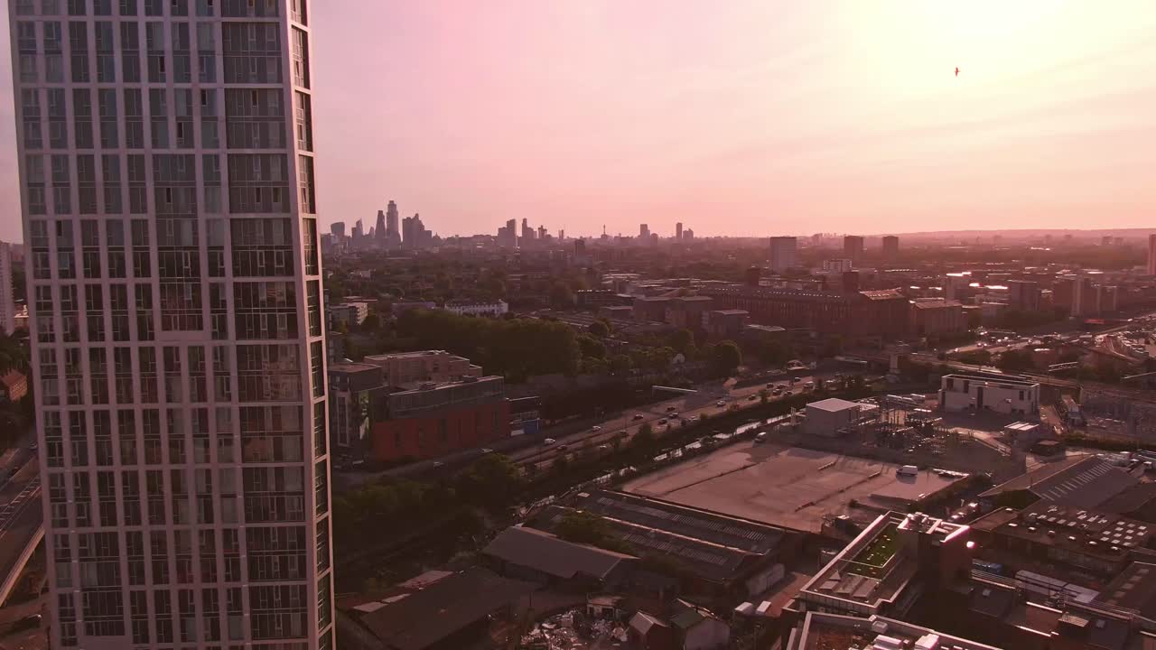 Drone ao pôr do sol em Londres, girando em torno de um edifício