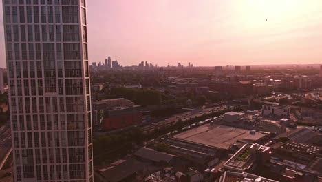 Dron-Al-Atardecer-De-Londres-Girando-Alrededor-De-Un-Edificio