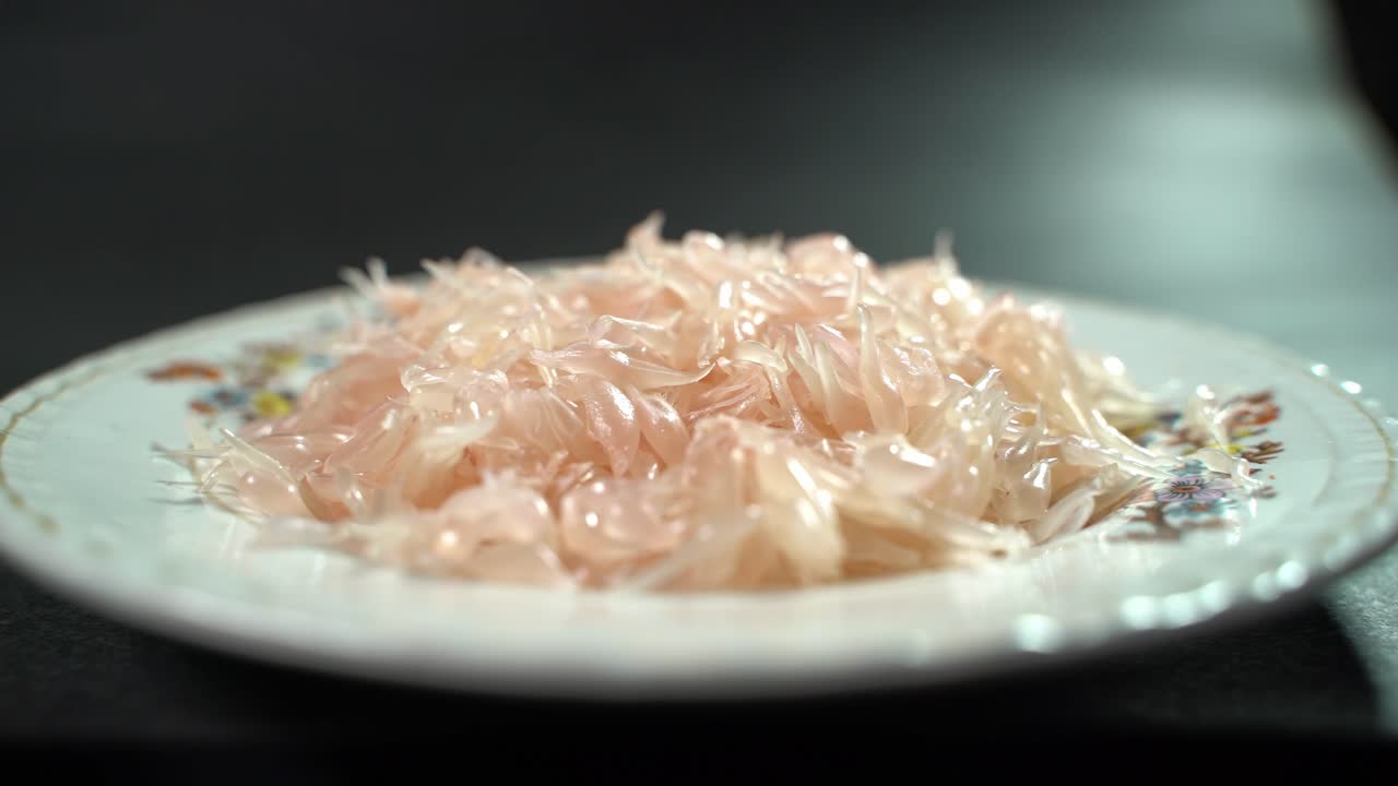 쓴 레몬은 비타민 c가 풍부하고 간 건강에 매우 유용한 식품 또는 과일입니다