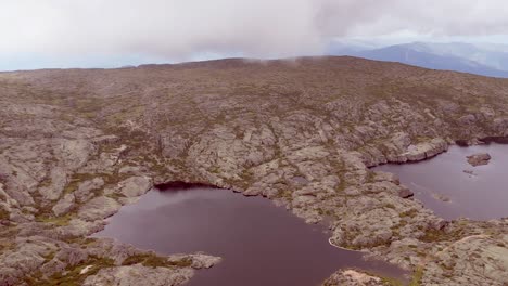 Una-Captura-De-Una-Amplia-Perspectiva-Del-Paisaje-Que-Muestra-La-Formación-De-Un-Lago-Dentro-De-La-Sierra-De-Estrella-De-Portugal