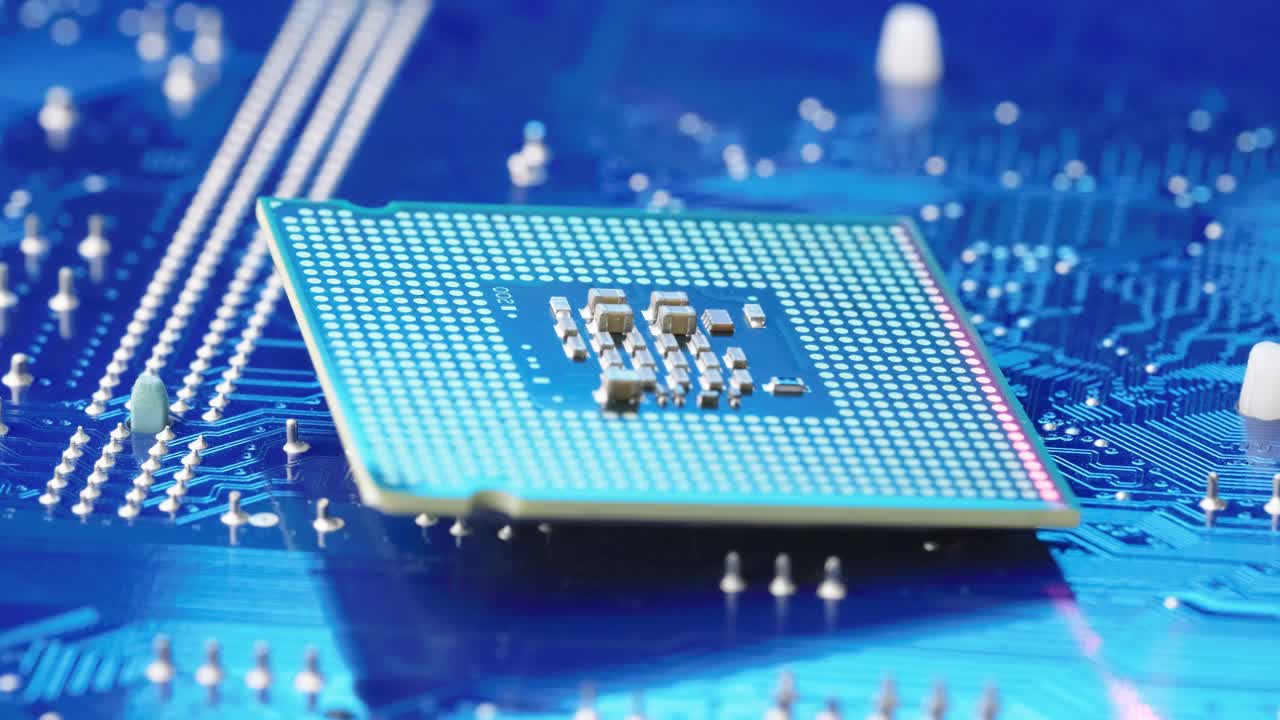 분석을 위해 인쇄 회로 기판에 놓인 적색광 스캐닝 마이크로칩, 파란색 배경