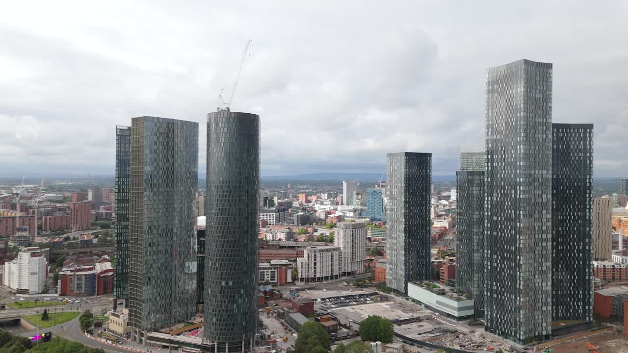 vista aérea circundando deansgate manchester altos rascacielos contemporáneos de vidrio y el paisaje urbano del centro