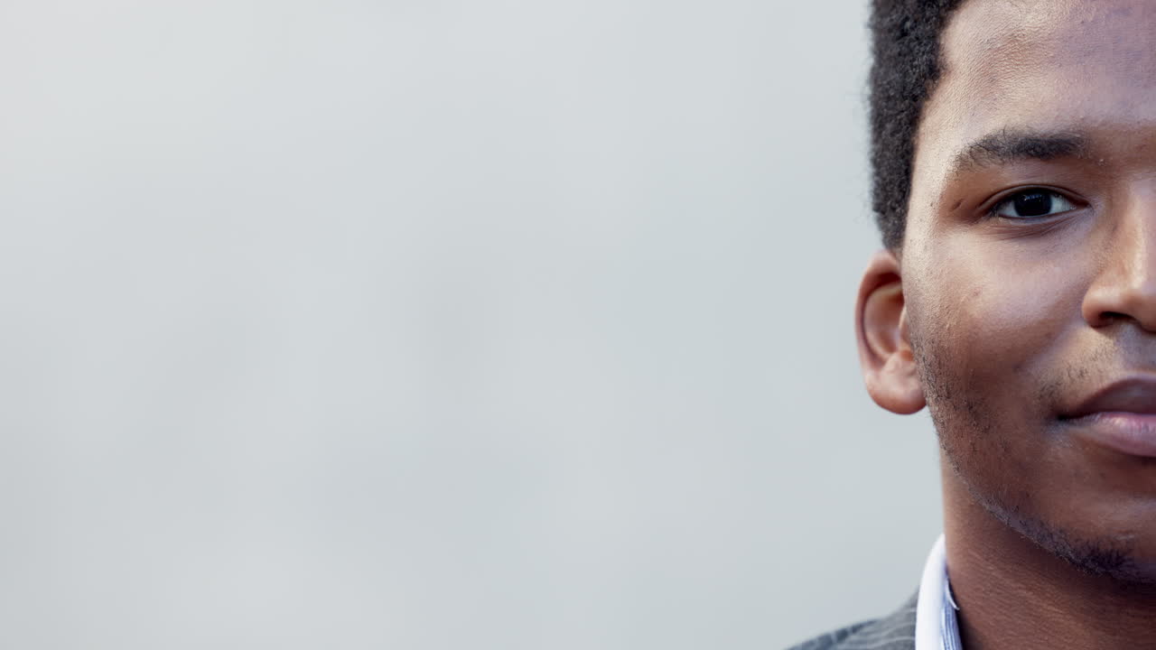 retrato de la mitad de la cara de un hombre con espacio de copia