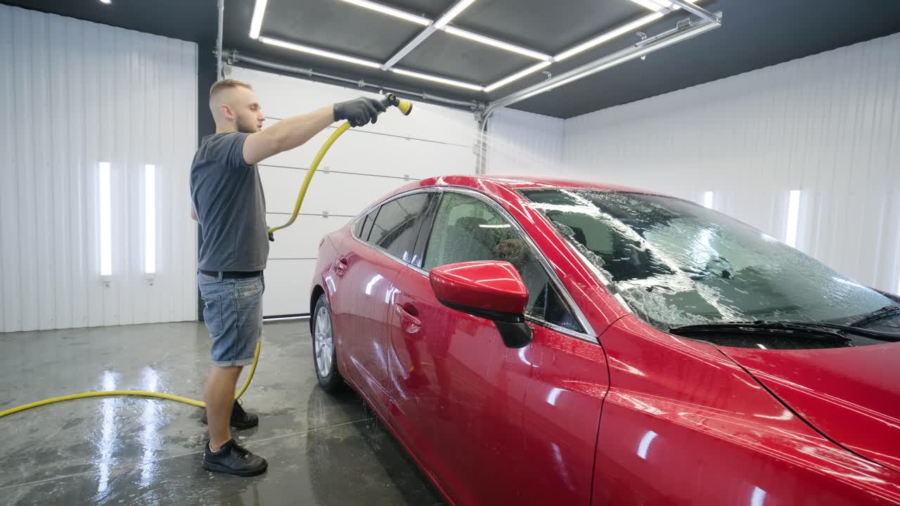 자동차 세탁: 거품과 고압 물로 청소.