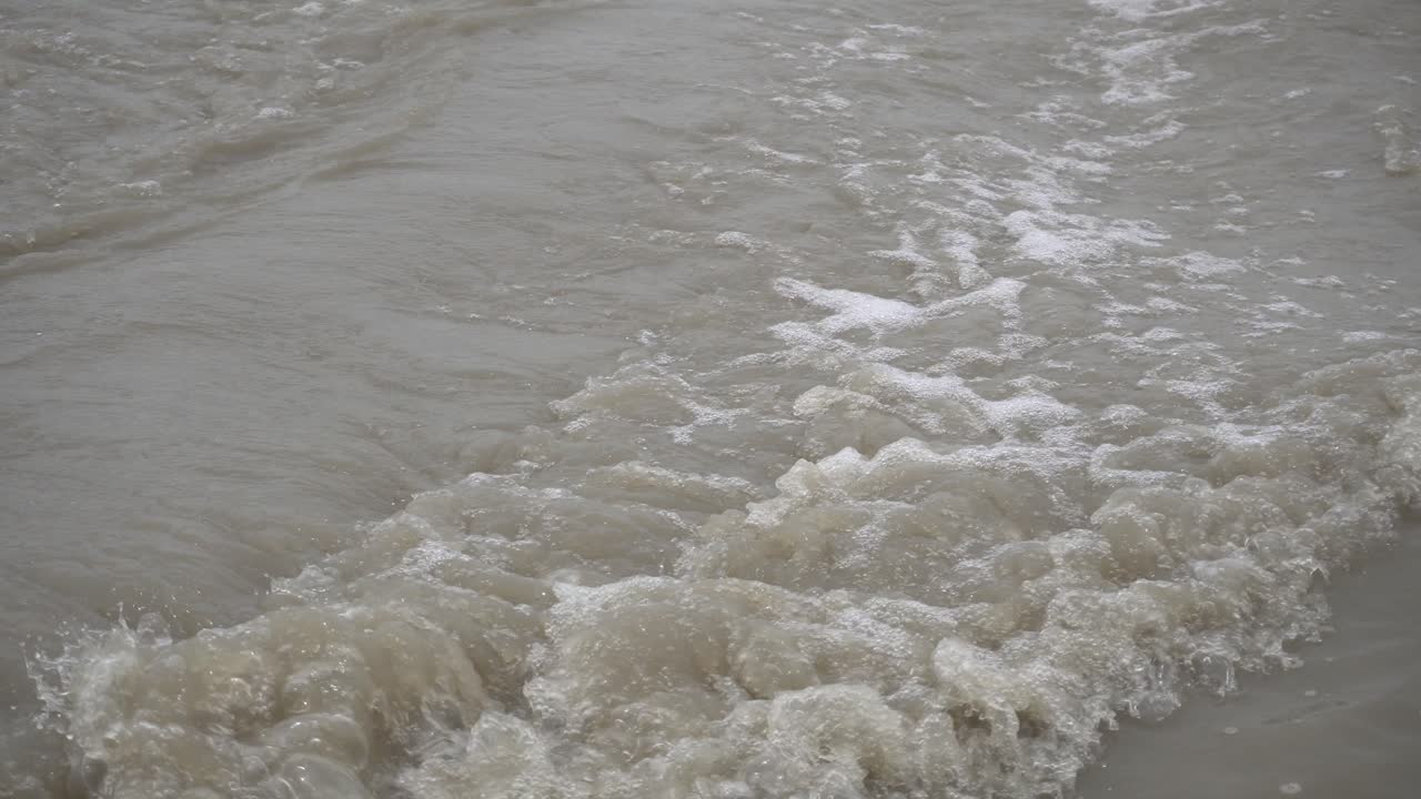 비가 오는 계절에 브람하푸트라 강의 물 흐름