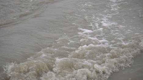 flujo de agua del río brahmaputra en la temporada de lluvias