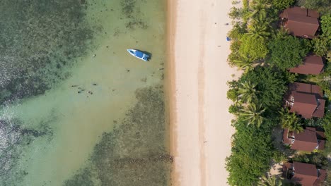 Zeitlupen-Drohnenflug-über-Ein-Atemberaubendes-Strandresort-Am-Meer