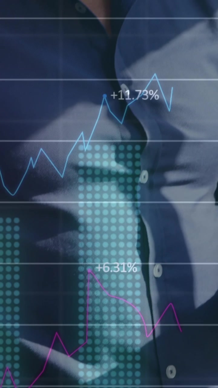 Animazione dell'elaborazione dati su un uomo d'affari che usa uno smartphone