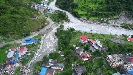 hermoso paisaje aéreo del río gandaki y las casas del pueblo de marpha a la orilla del río, avión no tripulado vuela sobre marpha en nepal