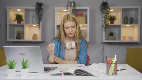 la estudiante con dolor en las articulaciones está cansada y perezosa.