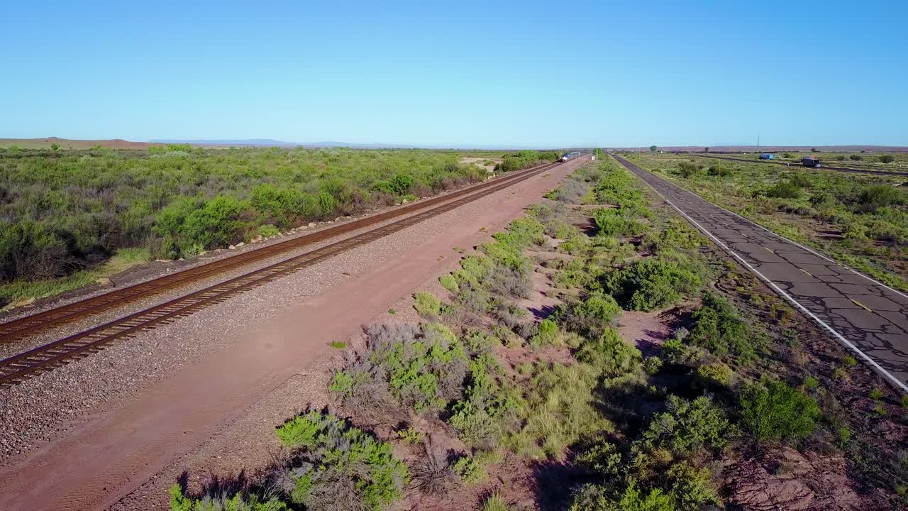 una antena de un tren amtrak que viaja rápido por el desierto al suroeste de arizona o nuevo méxico