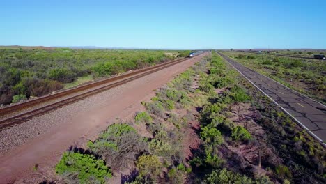 Eine-Antenne-Eines-Amtrak-Zuges,-Der-Schnell-Durch-Die-Wüste-Südwestlich-Von-Arizona-Oder-New-Mexico-Fährt