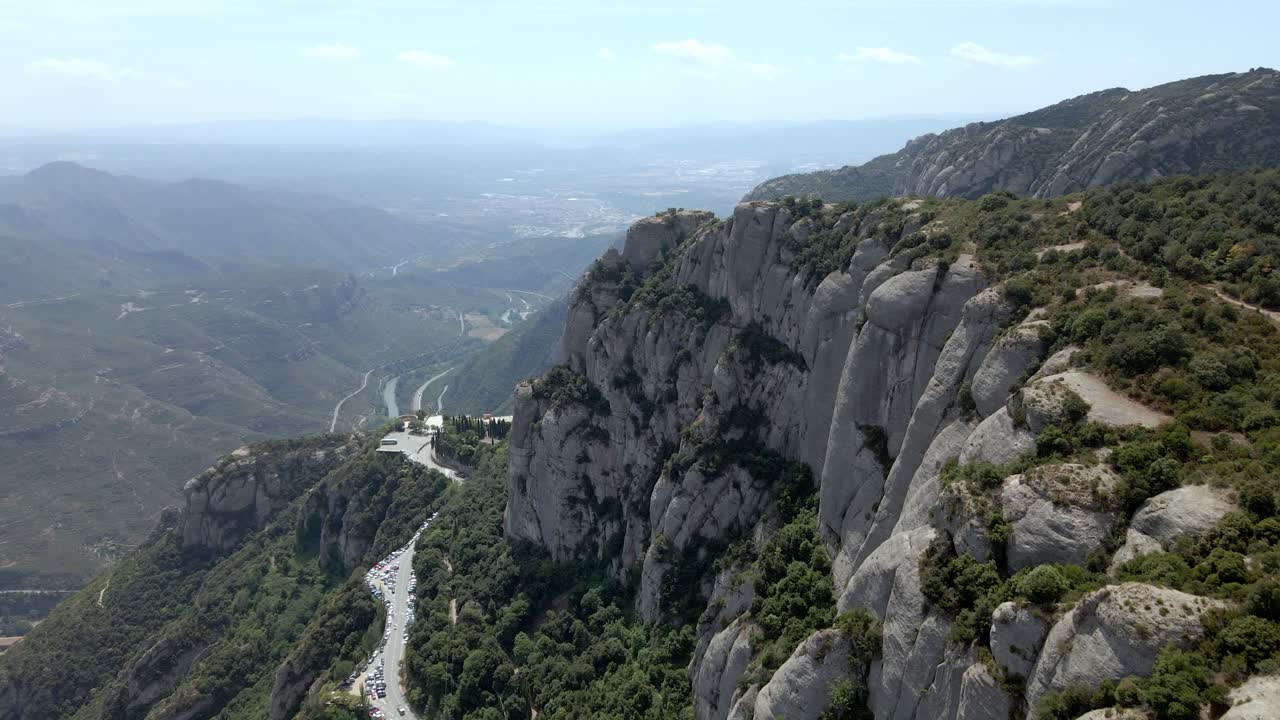 vistas aéreas de la cordillera de montserrat en cataluña