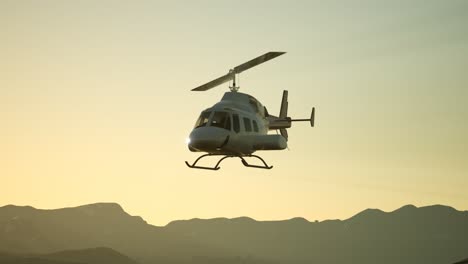 Extremer-Zeitlupenflughubschrauber-Und-Sonnenuntergangshimmel