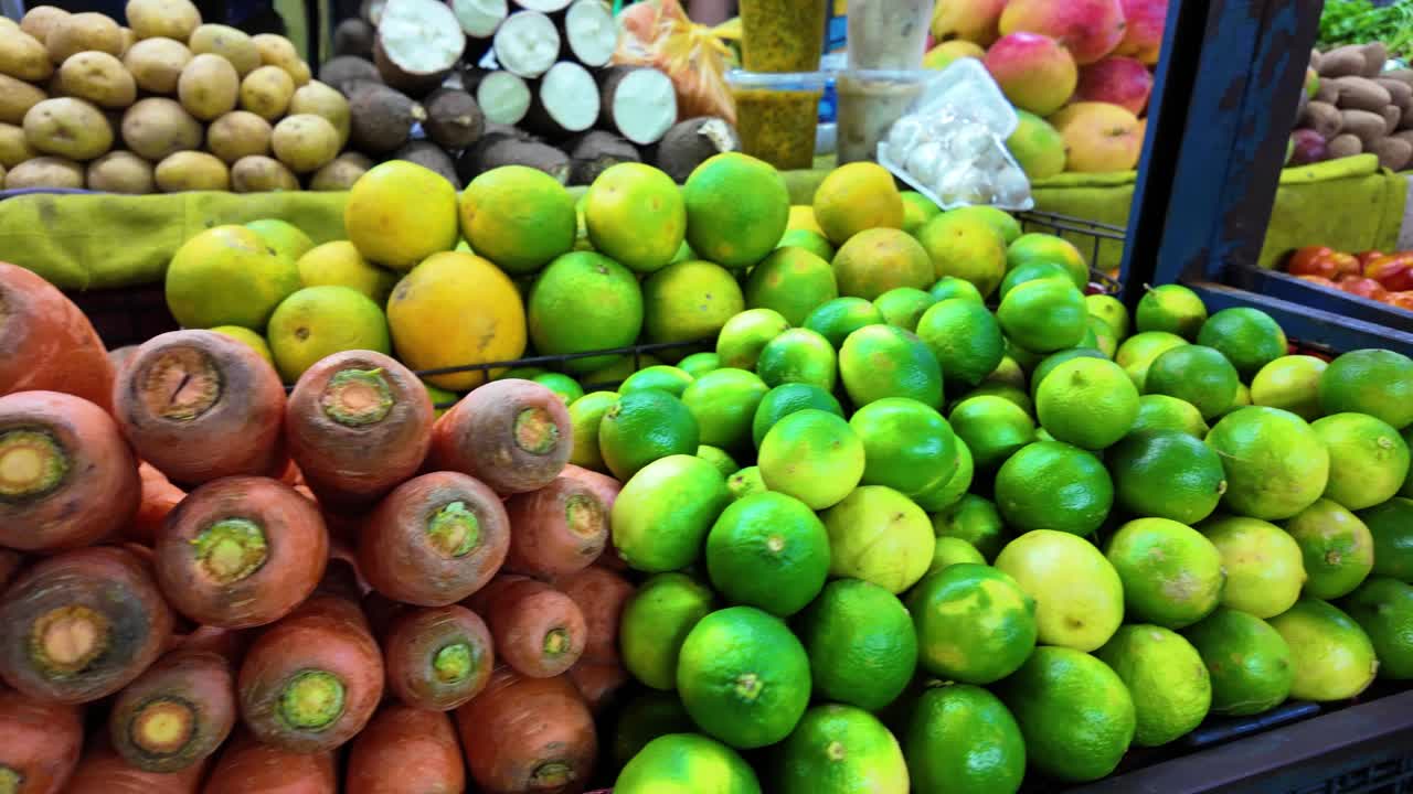 Varietà di frutta e verdura in un mercato