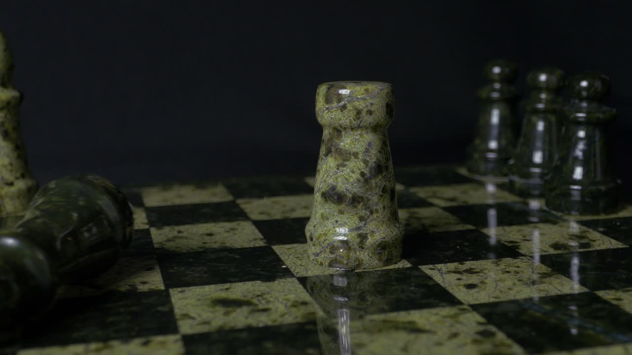 Schackspel med gröna stenpjäser
