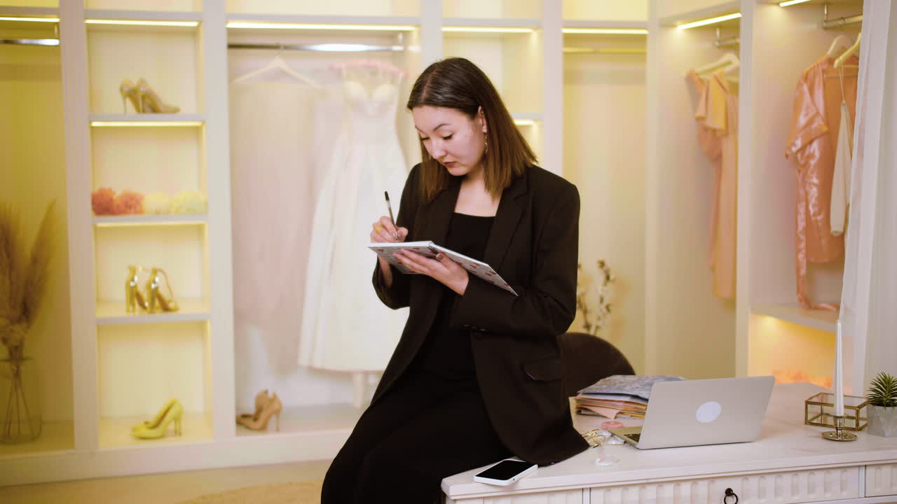 웨딩 드레스 가게 에 있는 아시아인 여자