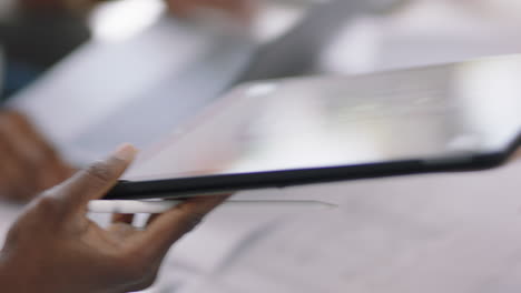 cerca ingenieros afroamericanos desarrollando un prototipo de turbina de motor usando una tableta digital compartiendo ideas de diseño 3d en la pantalla haciendo lluvia de ideas proyecto mecánico en la oficina reunión de presentación