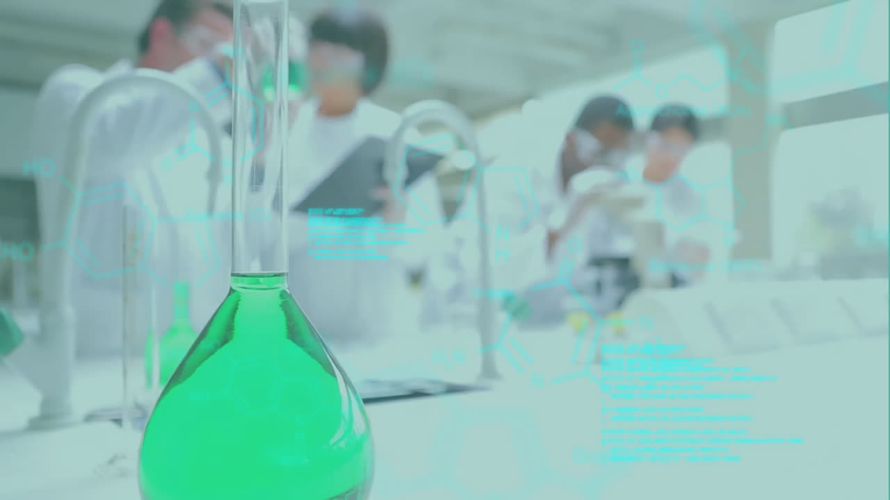 animación de procesamiento de datos y fórmula química sobre diversos científicos que trabajan en el laboratorio