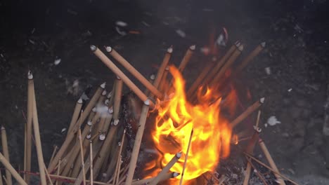 Quema-En-Cámara-Lenta-De-Joss-Stick.