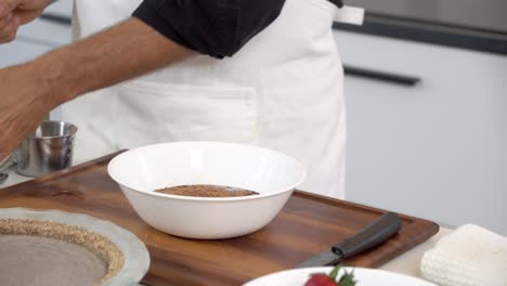 mezclar agave con un cuenco de chocolate para hacer un pastel de queso vegano casero sin lácteos a base de plantas dieta saludable