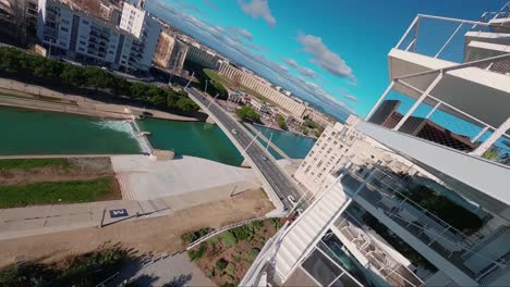 Drone-Sumergirse-En-El-Abismo:-El-Emocionante-Vuelo-Alrededor-De-Los-Balcones-De-Los-árboles-Blancos-De-Montpellier