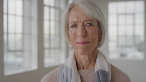 retrato de una mujer de mediana edad que mira seriamente a la cámara tranquila elegante mujer mayor en el fondo del apartamento serie de personas reales