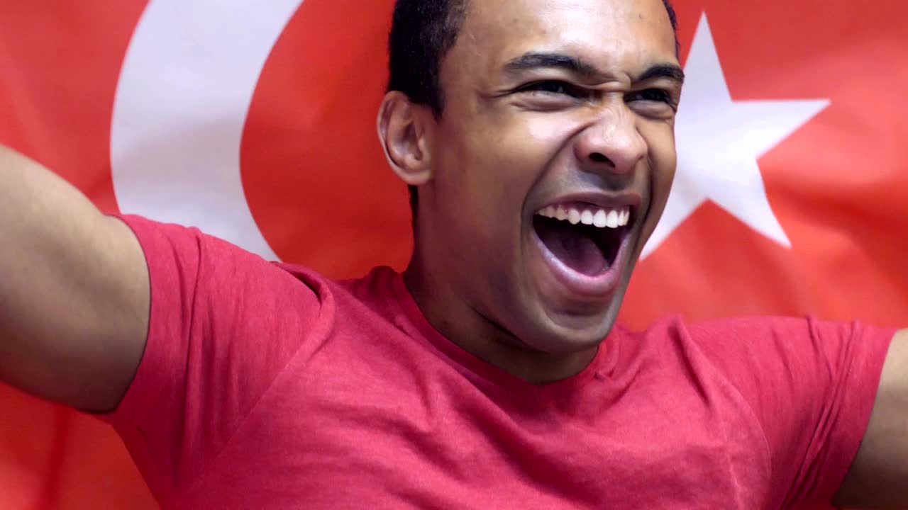 터키 팬 이 터키 의 발 을 느린 속도로 들고 축하 하고 있다