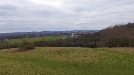 Colwick-Park-En-Un-Día-Nublado-En-Nottingham,-Reino-Unido,-Estableciendo-Un-Disparo-Aéreo-De-Drones-Levantando