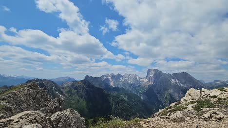 Vídeo-Timelapse-Tomado-Desde-El-Pico-Sasso-Bianco,-Con-Majestuosa-Marmolada-Y-Nubes-Pasando-Por-Encima