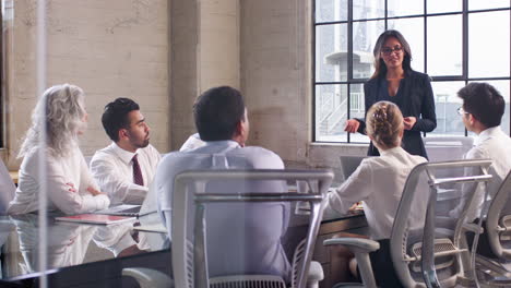 Young-female-boss-holds-a-meeting-in-a-modern-office