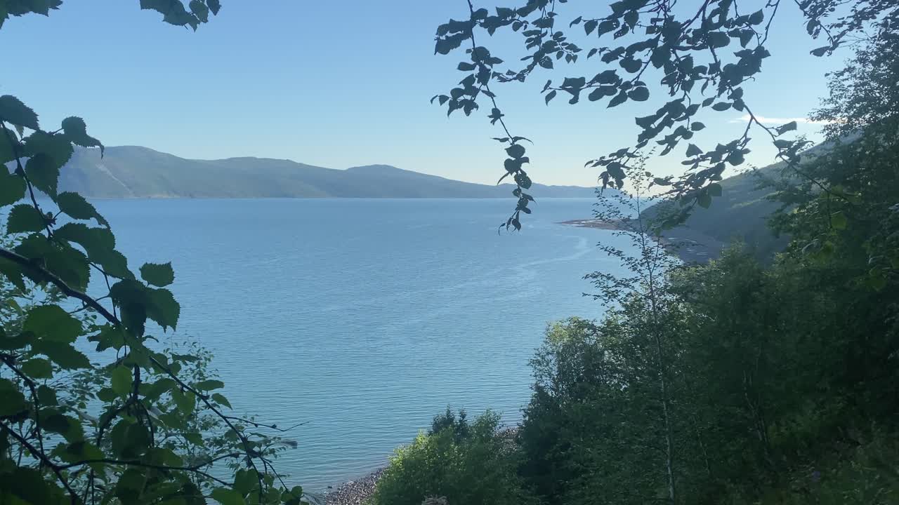 Tranquil lakeside scenery evokes peace and natural beauty