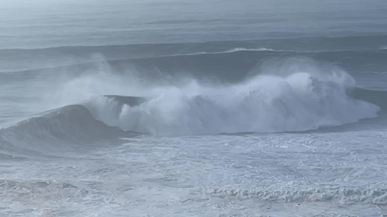 Ombak raksasa yang memecah di Nazaré, Portugal.
