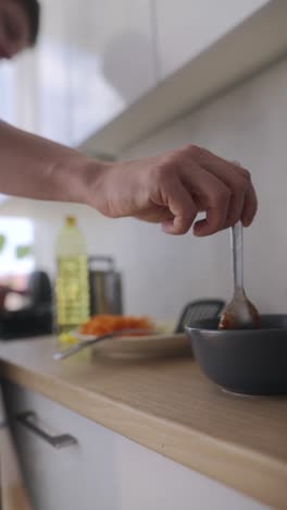 persona cocinando en una cocina