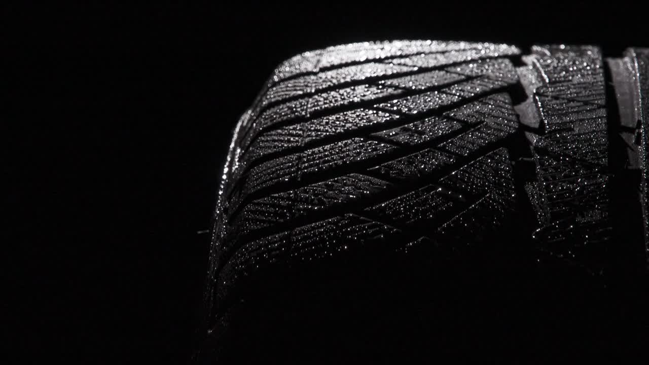 水滴の中のスポーツタイヤ。ループ。