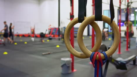 anillos de crossfit colgados en un gran gimnasio