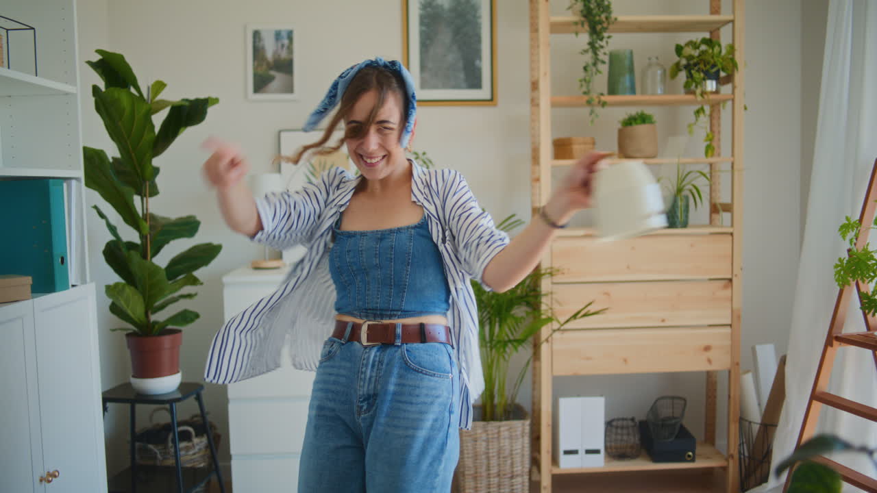 una mujer feliz bailando con una jarra de agua.