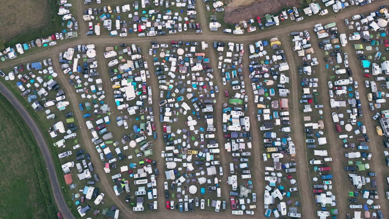 전체 주차장의 선형 측면 상공 풍경