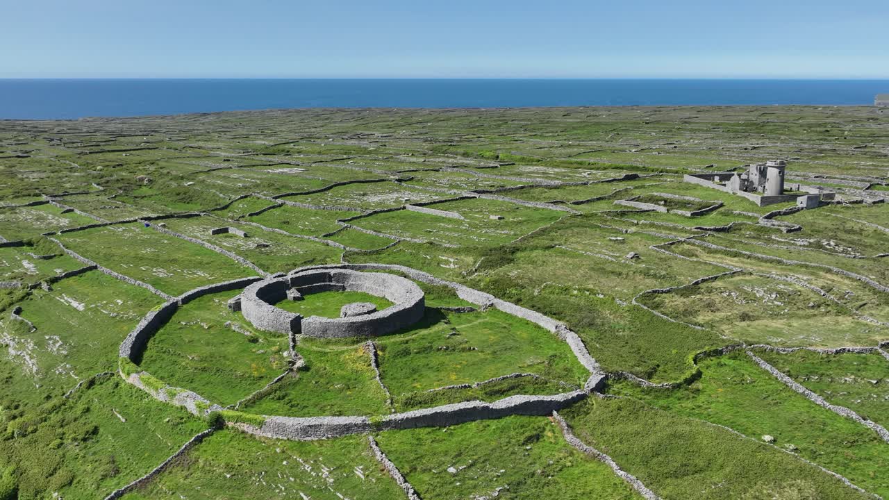 이니스 모어 아란 섬의 고대 선사시대 요새는 푸른 대서양과 작은  ⁇ 은 건조한 돌 벽으로 둘러싸인 야생 대서양 길에 있습니다.
